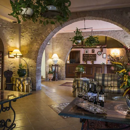 Relais Abbazia Santa Anastasia & Winery Lantgård *